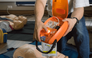 jak korzystać z aed