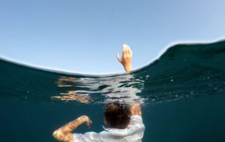 kazdy tonie cicho czyli niema walka o przetrwanie, woda, niebezpieczeństwo,zagrożenie