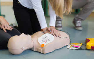 czy uczyć dzieci aed