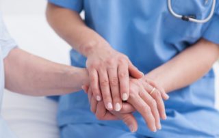 pielęgniarka ratuje życie dzięki defibrylatorowi AED